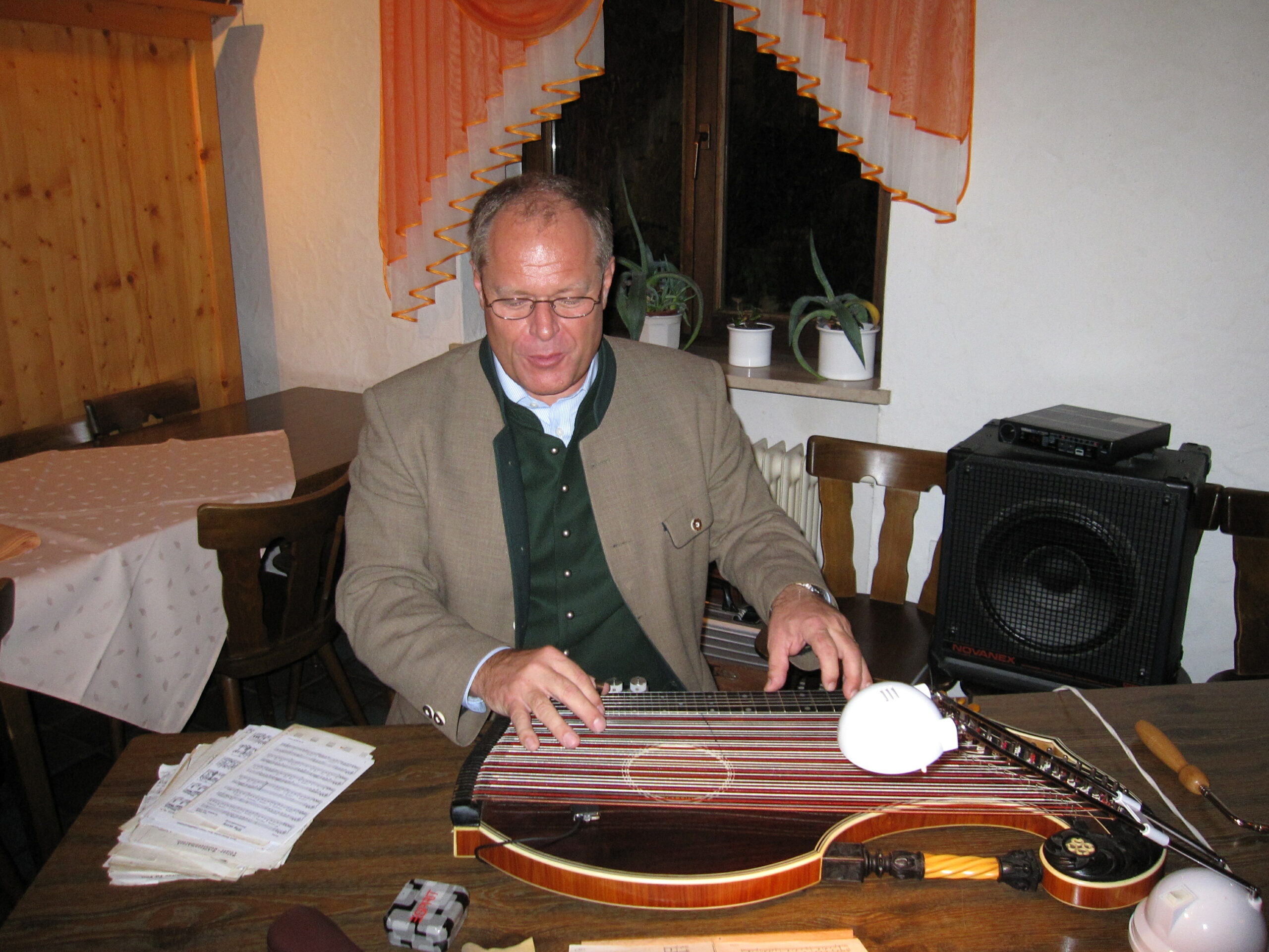 Zither Musik Solist – Friedvolle Stimmung Und Beste Laune